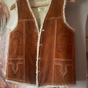 Amazing vintage leather shearling vest, stampede season is coming! 🤠